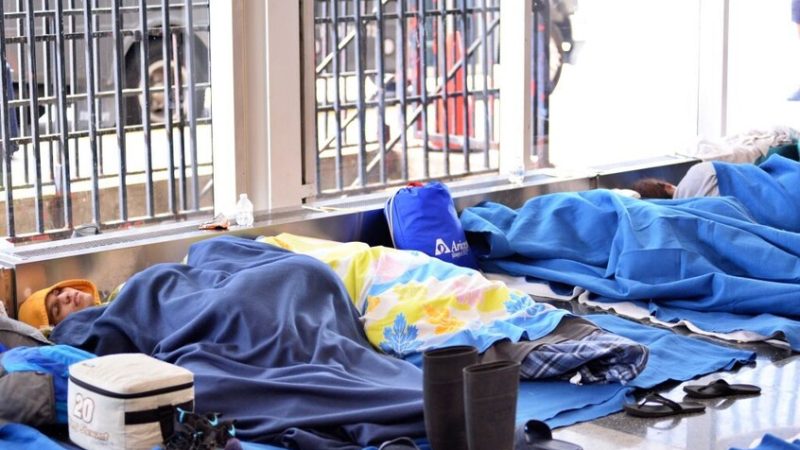 تقرير: إدارة بايدن ضغطت على المطارات لإيواء المهاجرين