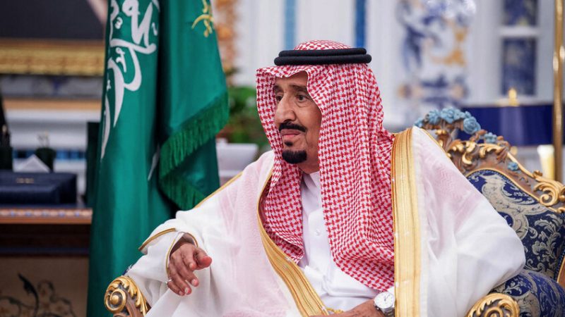 العاهل السعودي يمنح وسام الملك عبد العزيز لـ200 مواطن ومواطنة