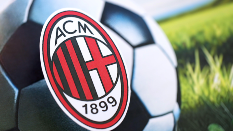 ميلان ينعى الحارس الدولي الإيطالي السابق لورينزو بوفون