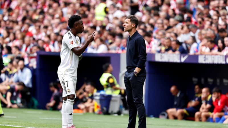 فينيسيوس يمرر الكرة بين قدمي ألونسو في التدريب.. فكيف رد المدرب؟ (فيديو)