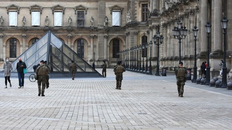فرنسا: توقيف 4 أشخاص جدد في قضية سرقة مجوهرات اللوفر الثمينة بعضها يعود لعهد نابليون!