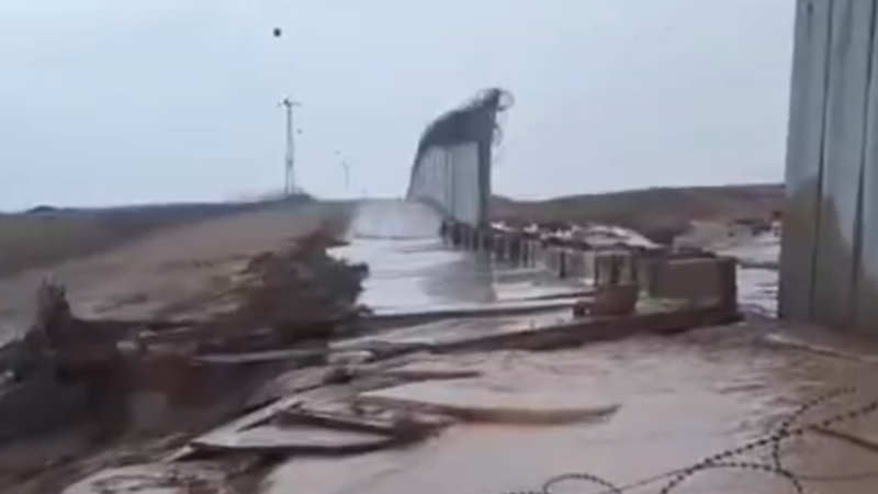 انهيار جزء من جدار الفصل العنصري في الضفة الغربية.. (فيديوهات)