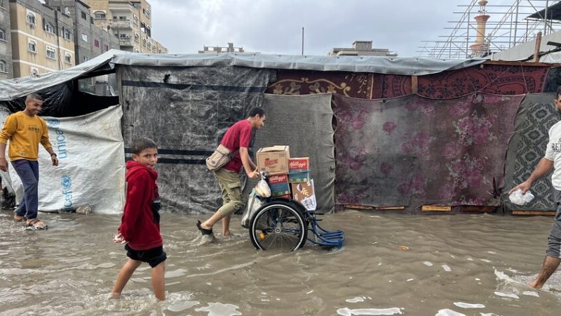 مصر تؤكد التزامها بتنفيذ اتفاق غزة وسط فيضانات تغرق نازحي القطاع