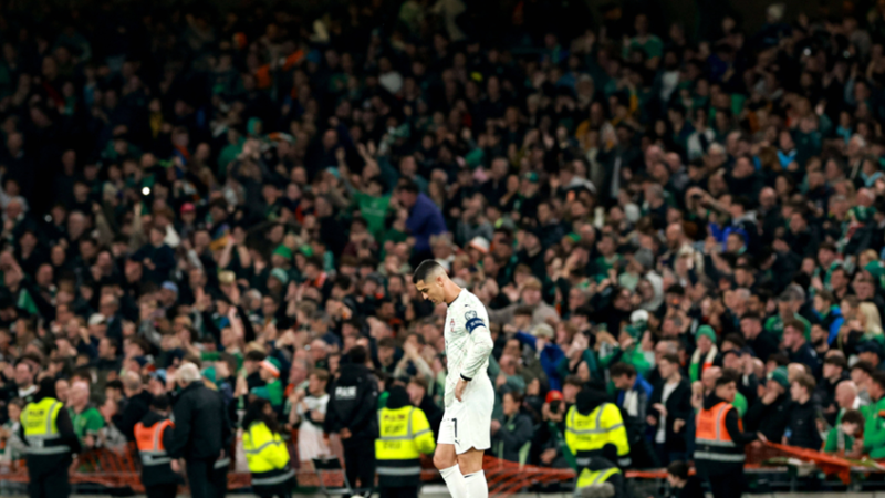 “الفيفا” يصدر قرارا تأديبيا بحق رونالدو بعد طرده في لقاء إيرلندا