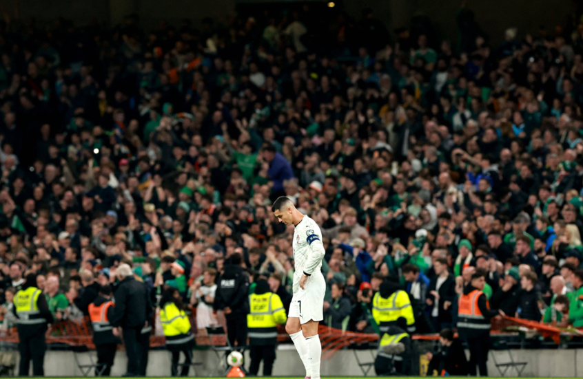 “الفيفا” يصدر قرارا تأديبيا بحق رونالدو بعد طرده في لقاء إيرلندا