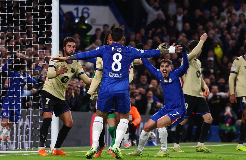 هدف برشلونة العكسي يتحول إلى “وصلة ضحك” في استوديو دوري الأبطال