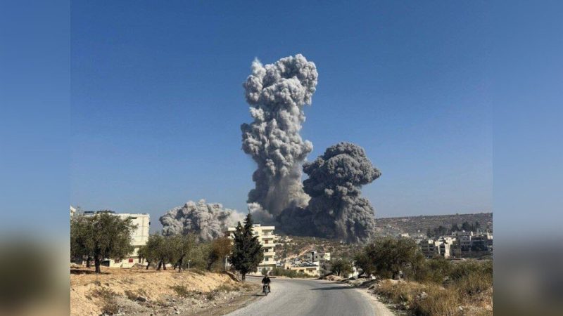 سوريا.. 5 قتلى ومصابون في انفجار مستودع صواريخ وذخيرة بريف إدلب الغربي (فيديوهات+صور)