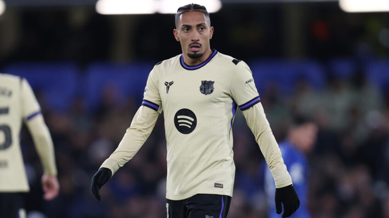 تصرف مستفز من رافينيا بعد هزيمة برشلونة أمام تشيلسي في دوري الأبطال