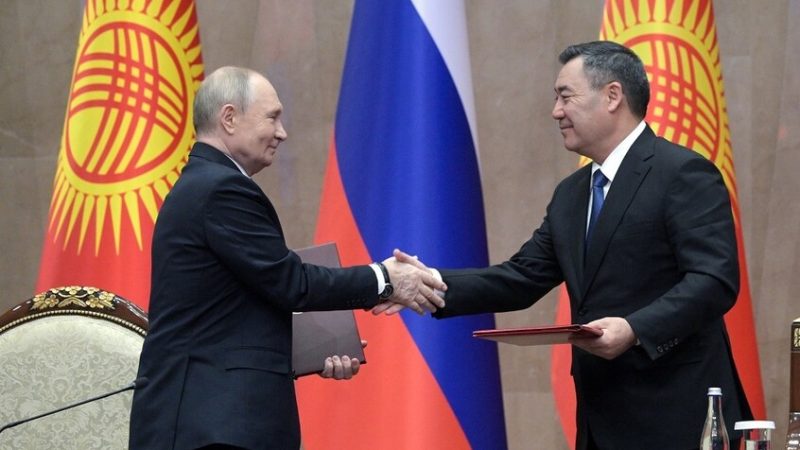 رئيس قيرغيزستان: ” قاعدة  “كانت” الجوية الروسية عنصر مهم في الحفاظ على الاستقرار في آسيا الوسطى