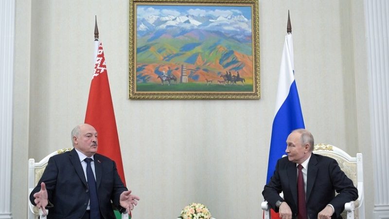 لوكاشينكو يؤكد لبوتين استعداد مينسك لاستضافة أي منصة للمفاوضات حول أوكرانيا
