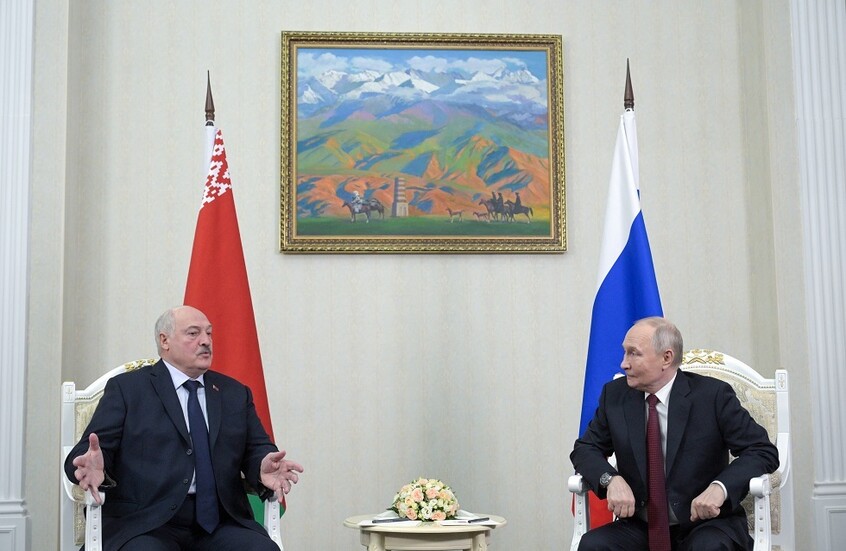 لوكاشينكو يؤكد لبوتين استعداد مينسك لاستضافة أي منصة للمفاوضات حول أوكرانيا