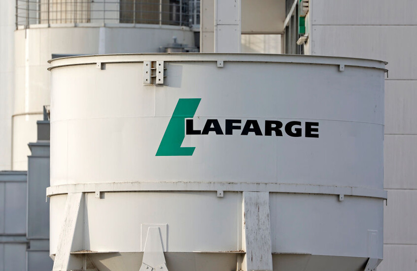 محاكمة شركة “لافارج” في باريس.. اعترافات بدفع “إتاوات” للتنظيمات الإرهابية في سوريا