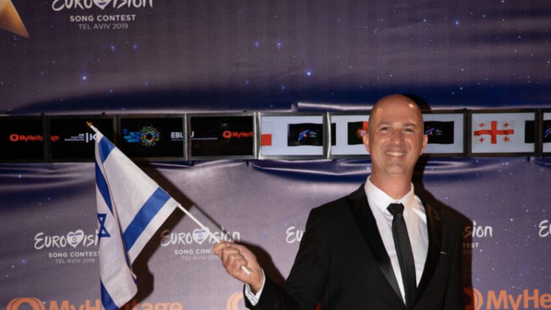 عميل وشى بمقاومين فلسطينيين يتعرض لاعتداء وابتزاز جنسي من قبل فنان إسرائيلي