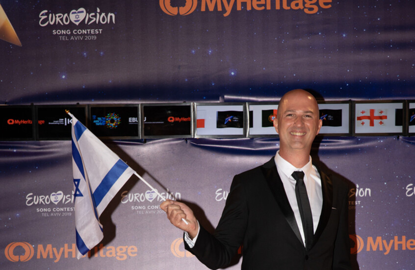 عميل وشى بمقاومين فلسطينيين يتعرض لاعتداء وابتزاز جنسي من قبل فنان إسرائيلي