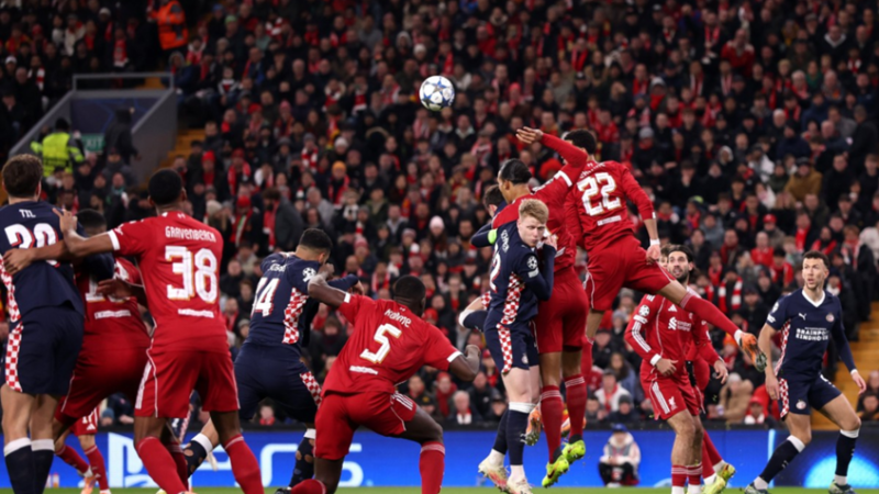 لقطة غريبة في مباراة ليفربول.. فان دايك يمنح أيندهوفن ركلة جزاء “مجانية” (فيديو)