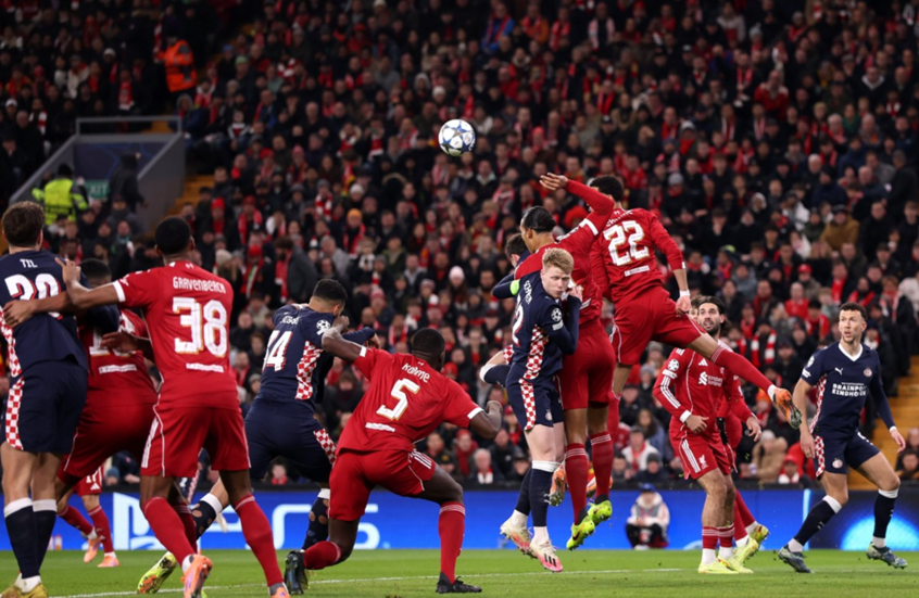 لقطة غريبة في مباراة ليفربول.. فان دايك يمنح أيندهوفن ركلة جزاء “مجانية” (فيديو)