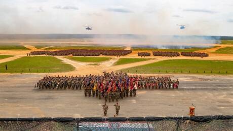 دي فانس يقدم للجنود الأمريكيين الكركند وكعكة على شكل الكتاب المقدس بمناسبة عيد الشكر (فيديو)