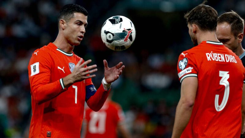 تكريم على طريقة الأساطير.. رونالدو يقدم هدايا ثمينة لمنتخب البرتغال (صور)