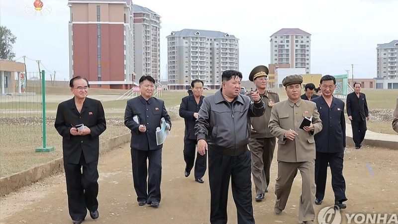 كيم جونغ-أون يتفقد موقع بناء مزرعة دفيئة في سينويجو