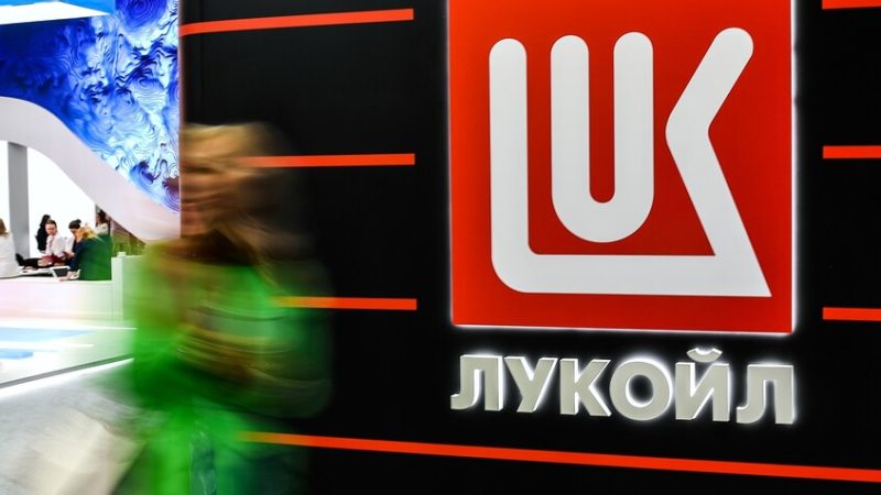 صحيفة: مستثمر إماراتي يدخل منافسة شراء أصول “لوك أويل” الدولية