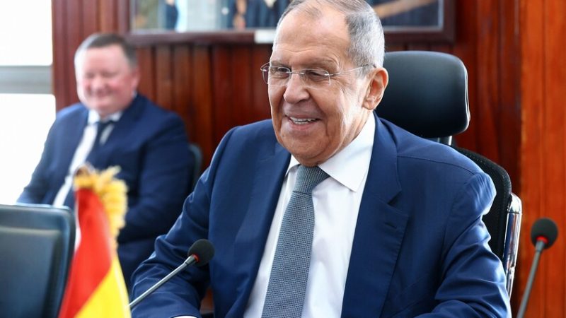 بوتين يكذّب أنباء زعمت بتعرض لافروف للتهميش