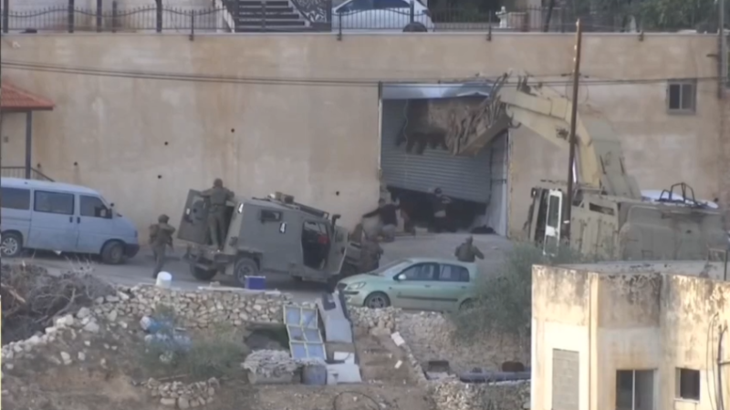 كاميرا تفضح جريمة إعدام الجيش الإسرائيلي شابين بعد استسلامهما وتفتيشهما