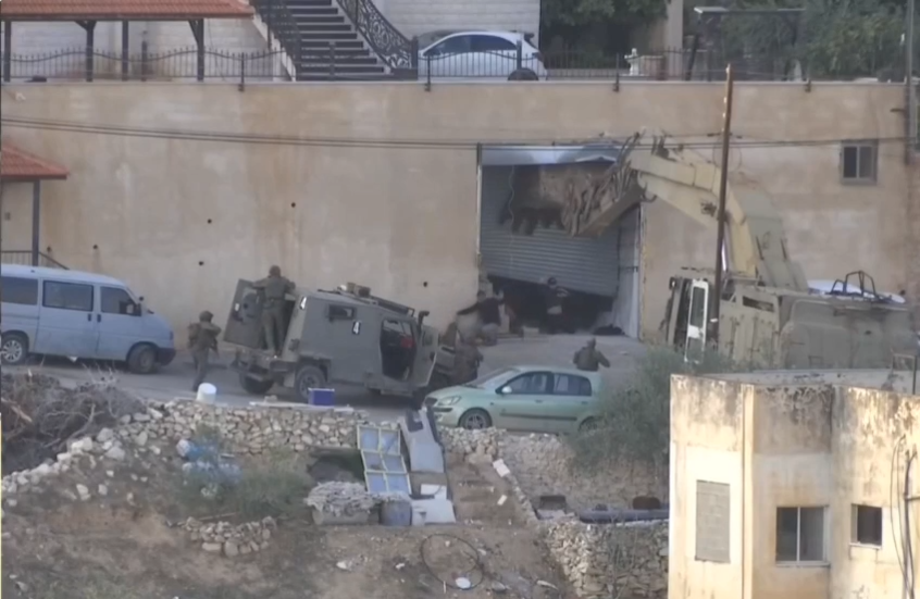 كاميرا تفضح جريمة إعدام الجيش الإسرائيلي شابين بعد استسلامهما وتفتيشهما