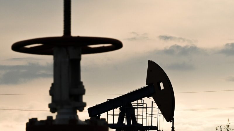 “برنت” يرتفع والخام الأمريكي يتعطل بسبب انقطاع بورصة شيكاغو التجارية