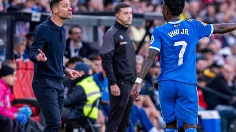 لقطة استثنائية بين تشابي ألونسو وفينيسوس بعد مواجهة أولمبياكوس تنهي الجدل (فيديو)