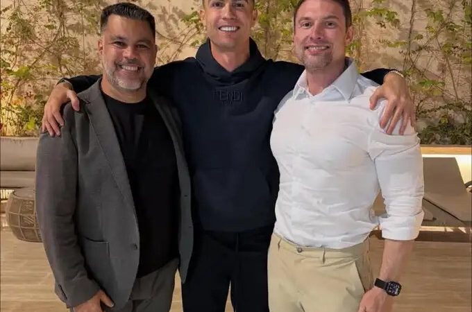 “يبقى بداخلها ساعة كاملة وصممت خصيصا له”.. سر كبسولة كريستيانو رونالدو السحرية (صورة)