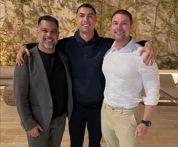 “يبقى بداخلها ساعة كاملة وصممت خصيصا له”.. سر كبسولة كريستيانو رونالدو السحرية (صورة)