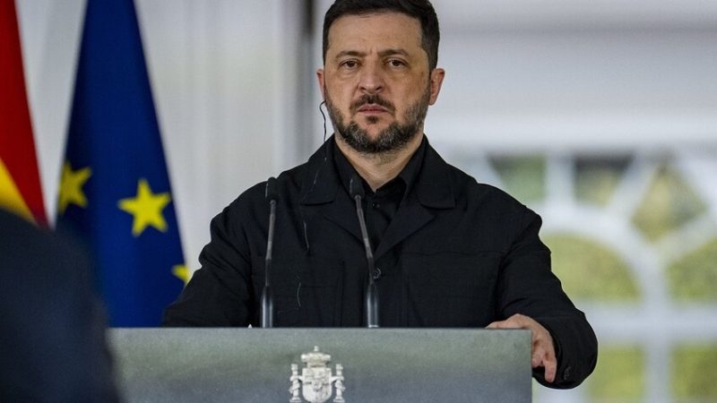 صحيفة أوكرانية: زيلينسكي قد يفقد السيطرة على الأغلبية البرلمانية والحكومة في حال إقالة يرماك