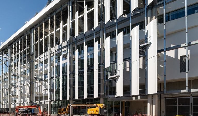 في فرنسا.. ملعب مصمم من حطام الطائرات يخطف الأنظار (صور)