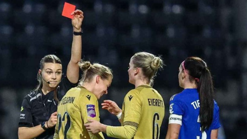 على طريقة المصارعين.. لاعبة تخنق منافستها وتطرحها أرضا خلال مباراة بكأس الرابطة الإنجليزية (فيديو)