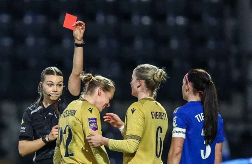 على طريقة المصارعين.. لاعبة تخنق منافستها وتطرحها أرضا خلال مباراة بكأس الرابطة الإنجليزية (فيديو)