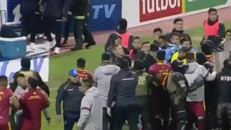 فيديو.. مباراة تتحول إلى معركة وتنتهي بـ17 بطاقة حمراء