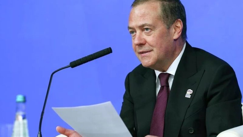 مدفيديف معلقا على إقالة رئيس مكتب زيلينسكي: السلطة الفاسدة تنهار