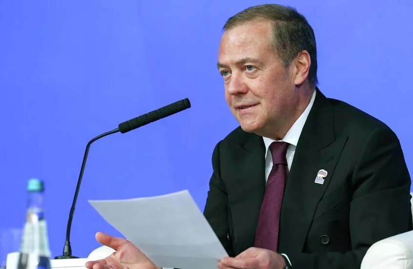 مدفيديف معلقا على إقالة رئيس مكتب زيلينسكي: السلطة الفاسدة تنهار