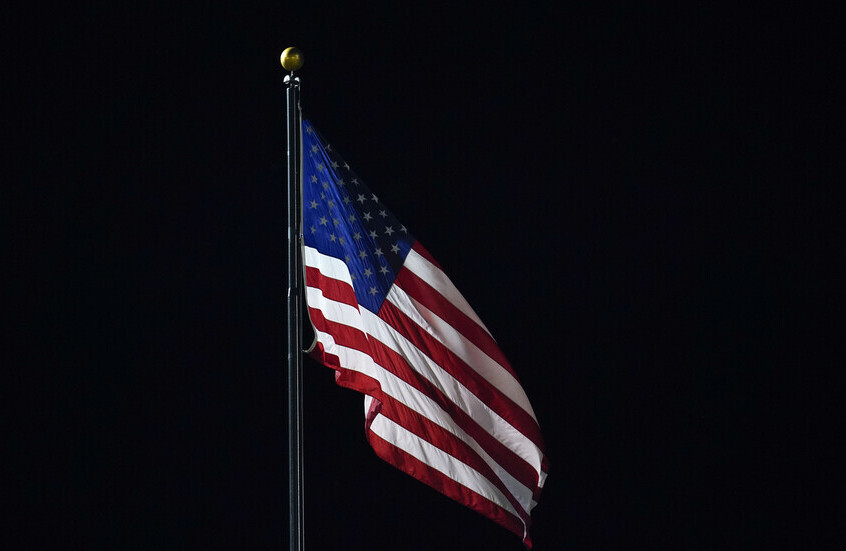 الولايات المتحدة تعلق جميع قرارات اللجوء