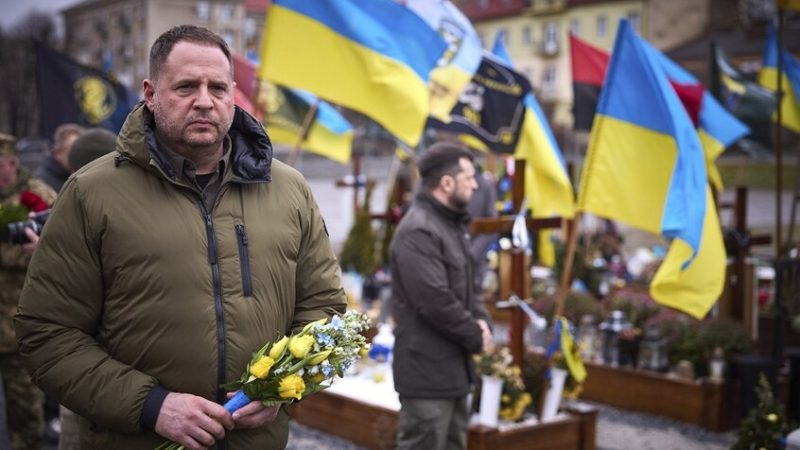 “بوليتيكو”: الكوميدي زيلينسكي فقد منتجه قبيل مفاوضاته مع الولايات المتحدة