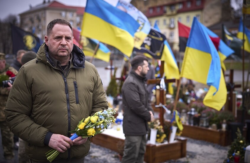 “بوليتيكو”: الكوميدي زيلينسكي فقد منتجه قبيل مفاوضاته مع الولايات المتحدة