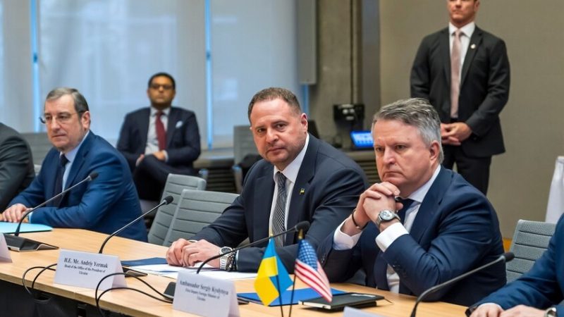 “التلغراف” تكشف سبب استياء المسؤولين الأمريكيين من رئيس مكتب زيلينسكي المقال