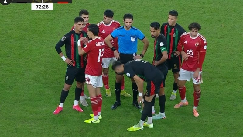 اشتباكات بين لاعبي الأهلي المصري والجيش الملكي في دوري أبطال إفريقيا (فيديو – صور)