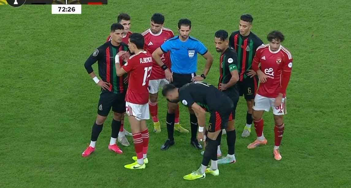 اشتباكات بين لاعبي الأهلي المصري والجيش الملكي في دوري أبطال إفريقيا (فيديو – صور)