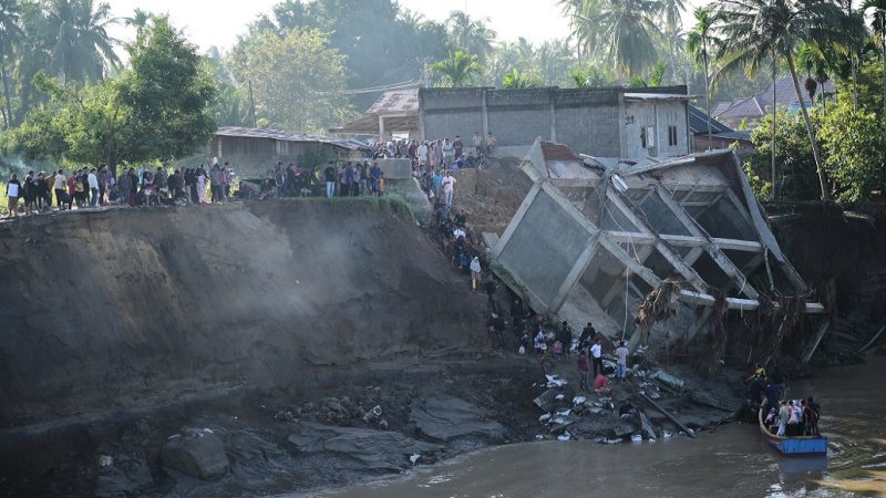 إندونيسيا: ارتفاع حصيلة قتلى الفيضانات والانهيارات الأرضية إلى 248