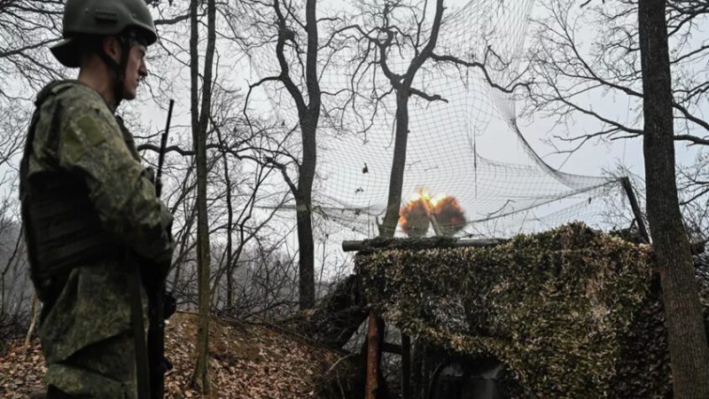 “كنا في الخندق ثم جاء الروس وألقوا قنبلة فاستسلمنا فورا”.. أسير يروي يوميات من الجبهة