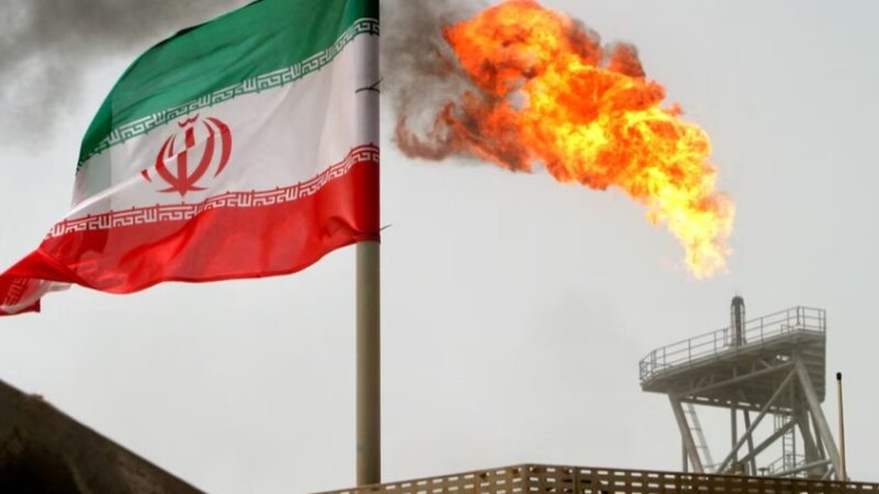 إيران: مصادرة سفينتين تحملان 80 ألف لتر وقود مهرب قرب جزيرة كيش