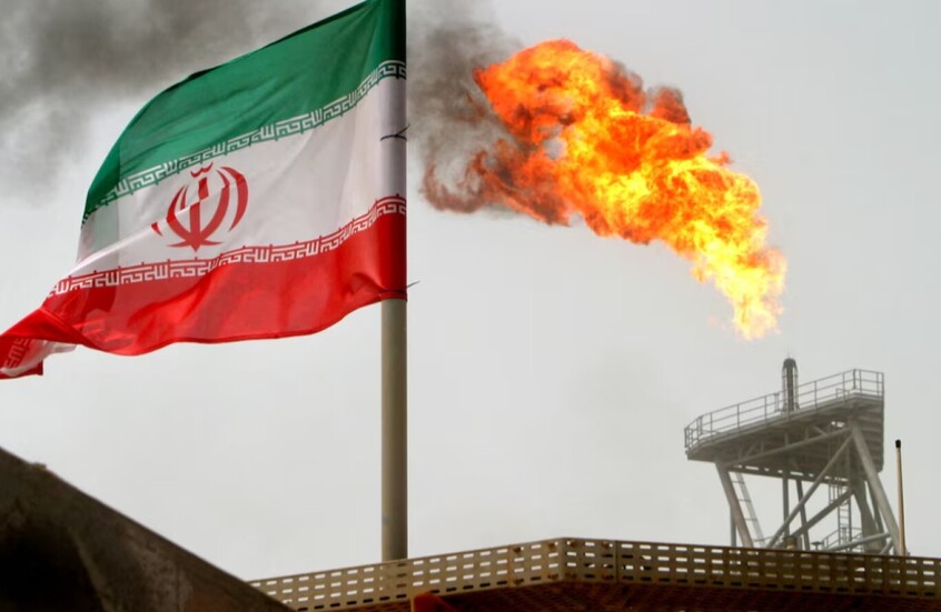 إيران: مصادرة سفينتين تحملان 80 ألف لتر وقود مهرب قرب جزيرة كيش