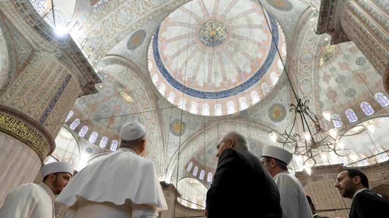بابا الفاتيكان يلتزم الصمت خلال زيارته “الجامع الأزرق” باسطنبول