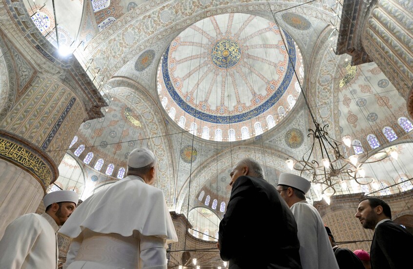 بابا الفاتيكان يلتزم الصمت خلال زيارته “الجامع الأزرق” باسطنبول